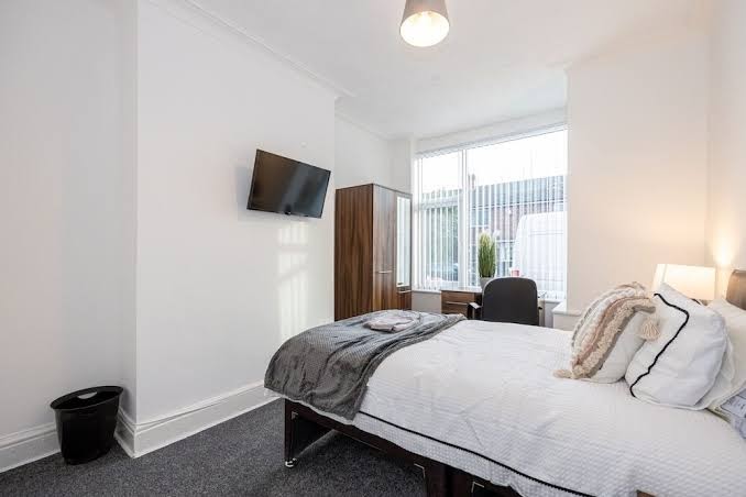 Charming 4-bed Guest House in Salford