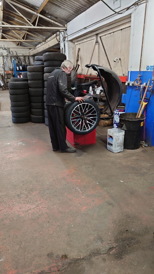 Budget exhaust and tyre centre