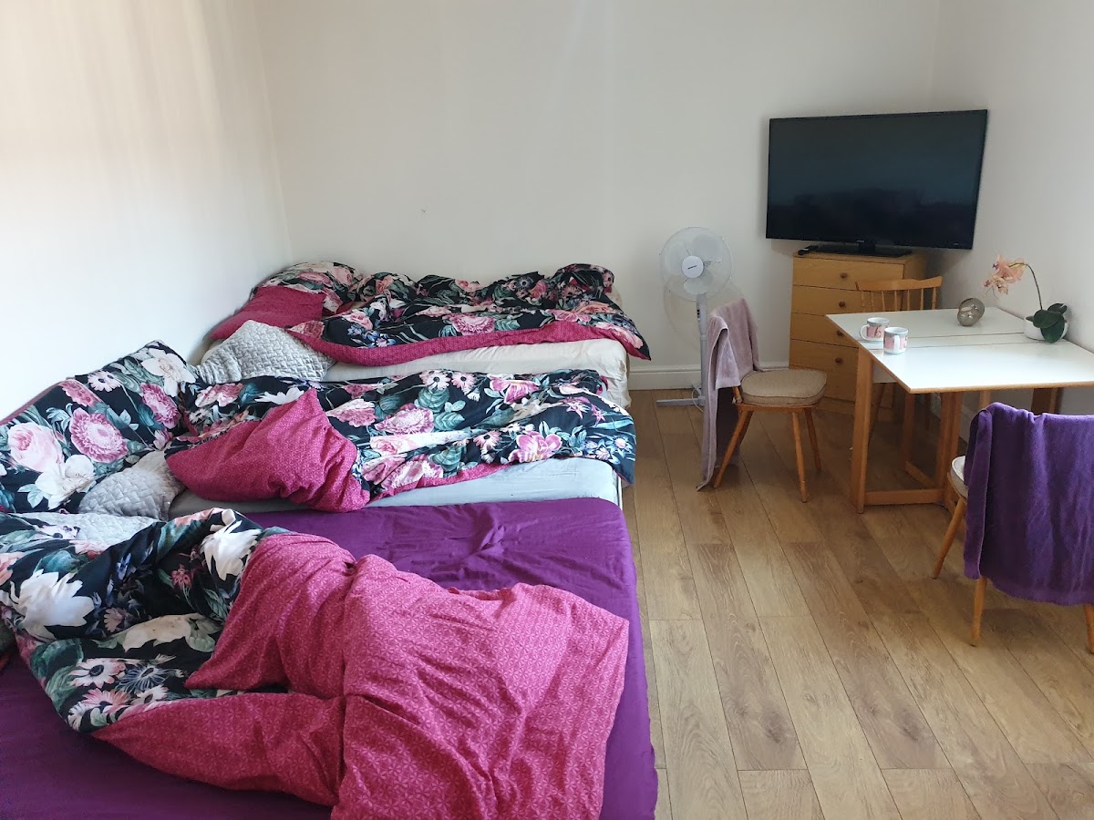 BIG ROOM rusholme WITH TV AND PRIVATE BATHROOM-parking\&wifi