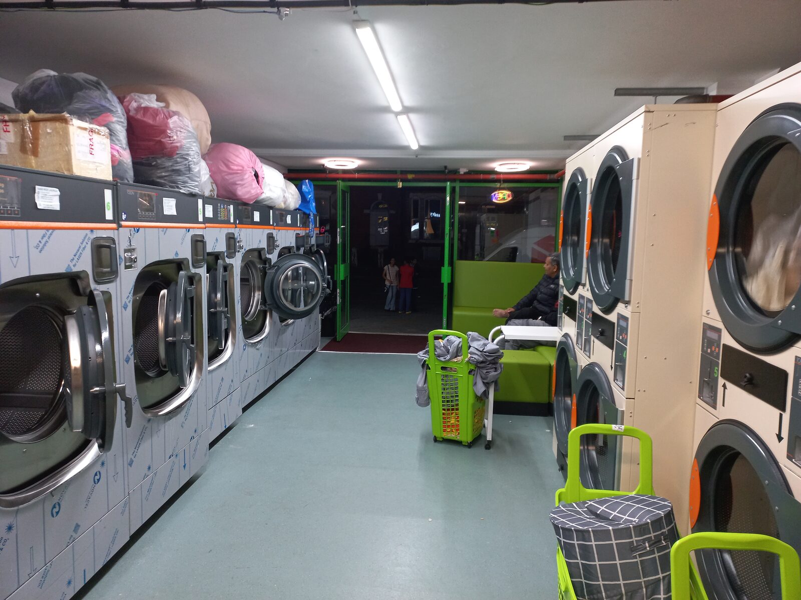 Bandbox Laundry and Dry cleaners photo 4